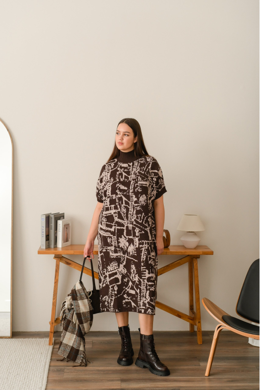 Платье из плотного трикотажа с горлом