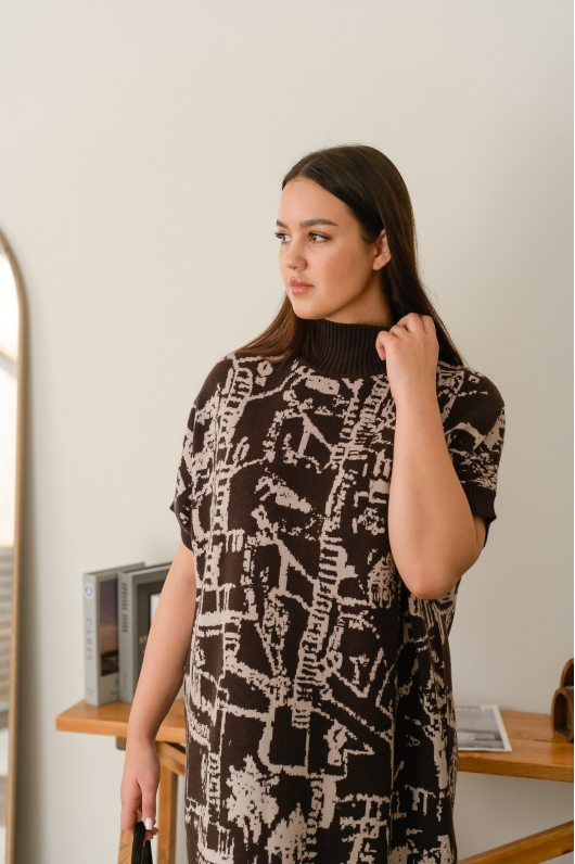 Платье из плотного трикотажа с горлом