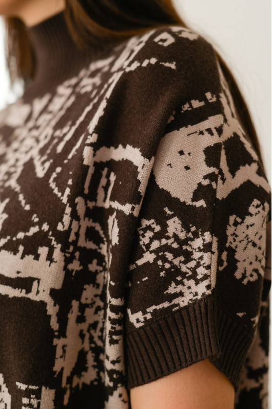 Платье из плотного трикотажа с горлом