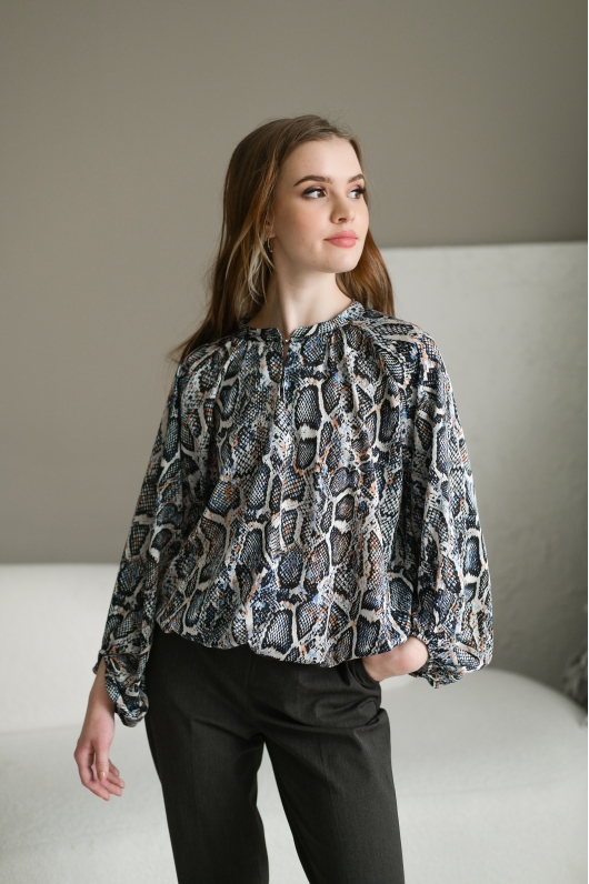 Блуза с абстрактным принтом