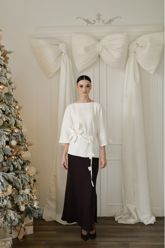 Блуза с акцентным цветком 