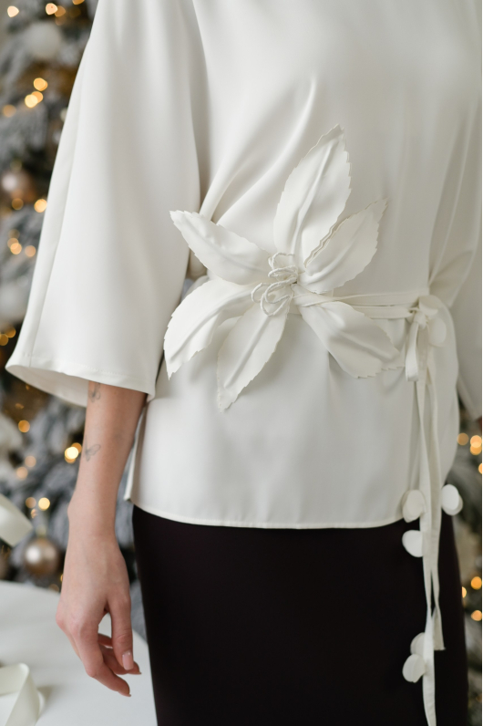 Блуза с акцентным цветком 