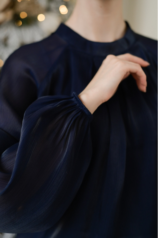 Блуза из полупрозрачной ткани