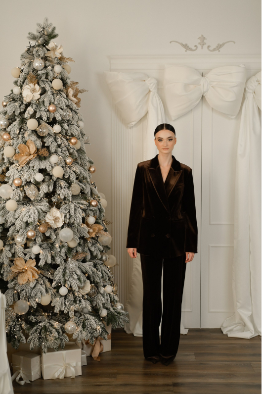 Костюм из бархатной ткани с декоративным элементом 