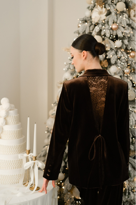 Костюм из бархатной ткани с декоративным элементом 