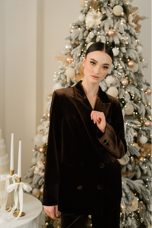 Костюм из бархатной ткани с декоративным элементом 