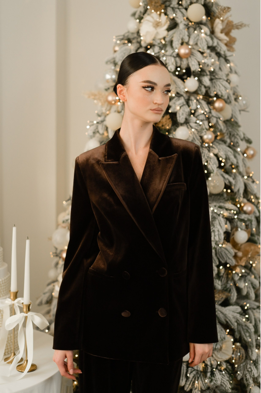 Костюм из бархатной ткани с декоративным элементом 